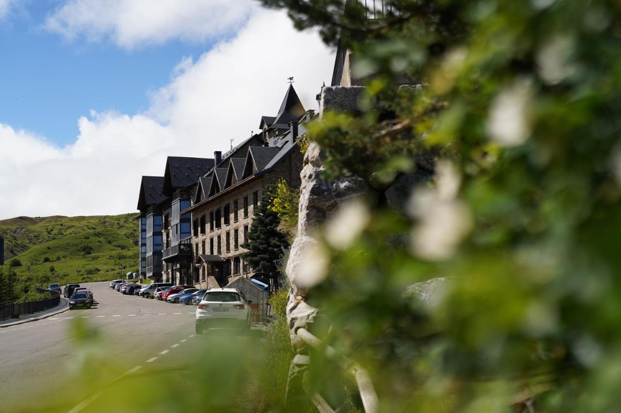 Experience the Charm of Snö Villa de Sallent 4